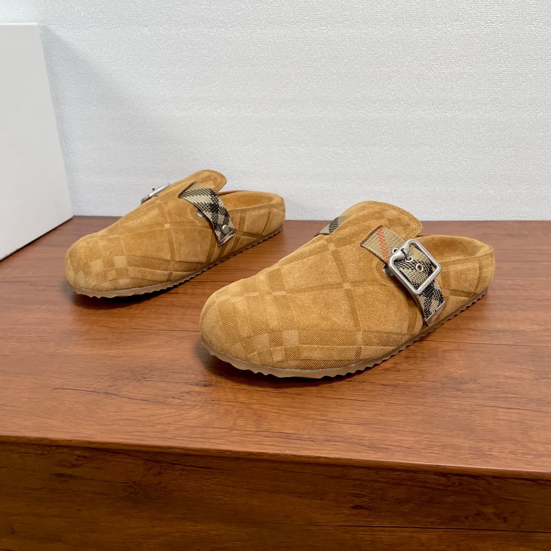 P380 Burberry's new men's checkered leather Urchin half-flop. This half-flop sandal is made of soft suede cowhide with signature embossing on the upper. It is fully lined with cowhide and has an adjustable B-shaped buckle strap. It is decorated with the signature sand-colored Burberry check pattern of jacquard worsted. The upper wraps around the midsole and is paired with a sole made of the same upper material with an embossed logo on the heel and a wavy rubber outsole embellished with the Burberry lettering. Fashionable and casual! Comes with full set of original packaging dust bag! Code number: 39-40-41-42-43-44 standard code (38/45 can be customized and returns and exchanges are not supported) No. 012